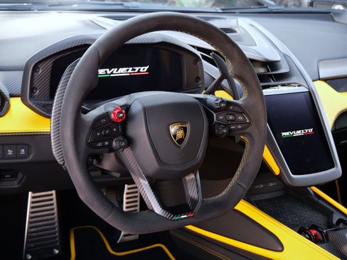 Used 2024 Lamborghini Revuelto image 11