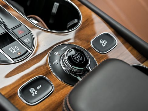 Used 2022 Bentley Bentayga AWD/4WD image 42