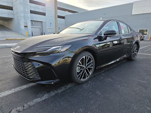 New 2025 Toyota Camry XLE image 3