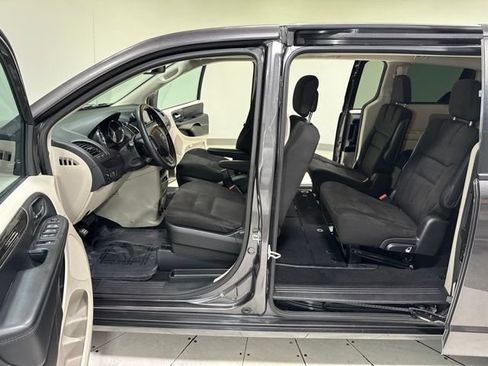 Used 2020 Dodge Grand Caravan SE w/ UConnect Hands-Free Group FWD image 6