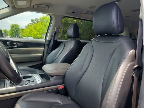Used 2025 Kia Carnival FWD image 14