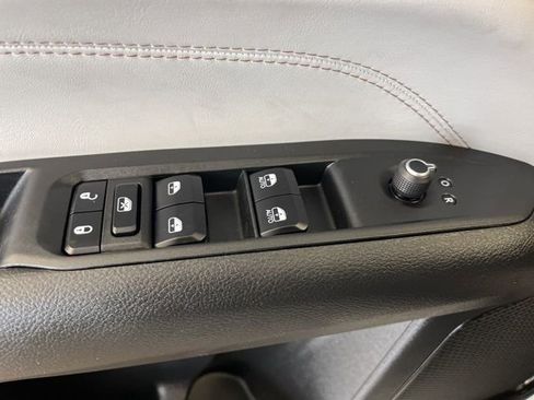 Used 2023 Jeep Compass Limited image 15