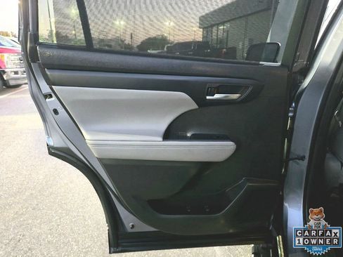 Used 2020 Toyota Highlander XLE image 36