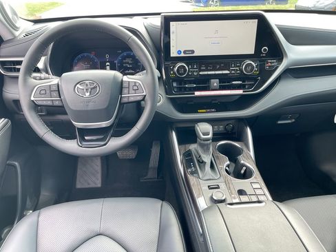 Used 2026 Toyota Highlander Platinum AWD/4WD image 10