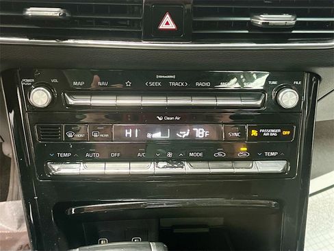 Used 2020 Kia Cadenza Technology image 16