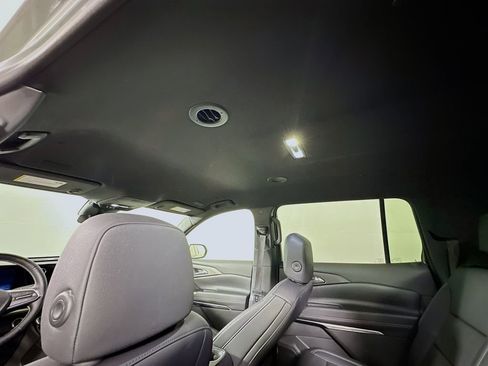 Used 2025 Chevrolet Traverse LT image 12