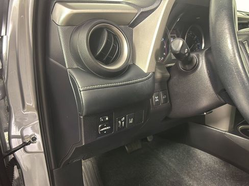 Used 2018 Toyota RAV4 XLE AWD/4WD image 28
