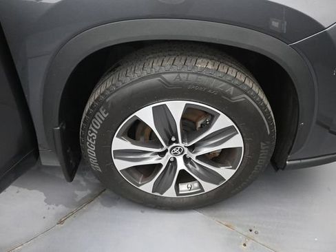 Used 2024 Toyota Highlander XLE AWD/4WD image 38