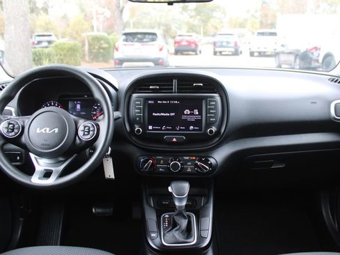 Certified 2022 Kia Soul LX w/ Technology Package image 22