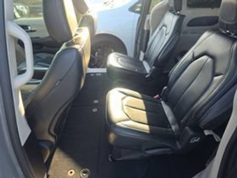 Used 2022 Chrysler Pacifica Touring-L FWD image 6