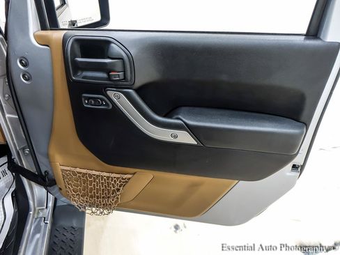 Used 2015 Jeep Wrangler Unlimited Sahara w/ Dual Top Group AWD/4WD image 29