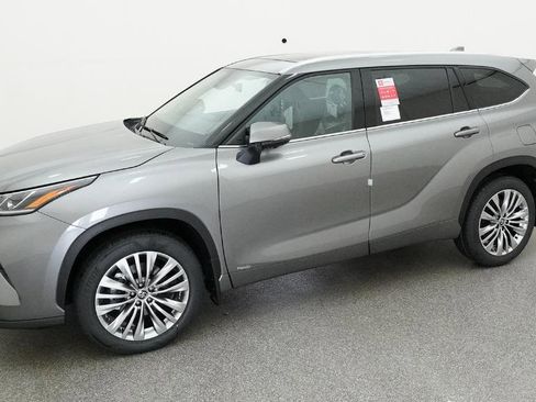New 2026 Toyota Highlander Platinum image 5