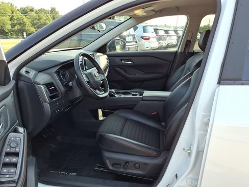 Certified 2025 Nissan Rogue SV AWD/4WD image 4