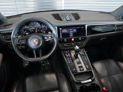 Certified 2024 Porsche Macan AWD/4WD image 18