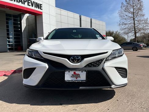 Used 2018 Toyota Camry SE image 3