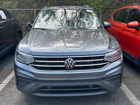 Used 2024 Volkswagen Tiguan SE image 2