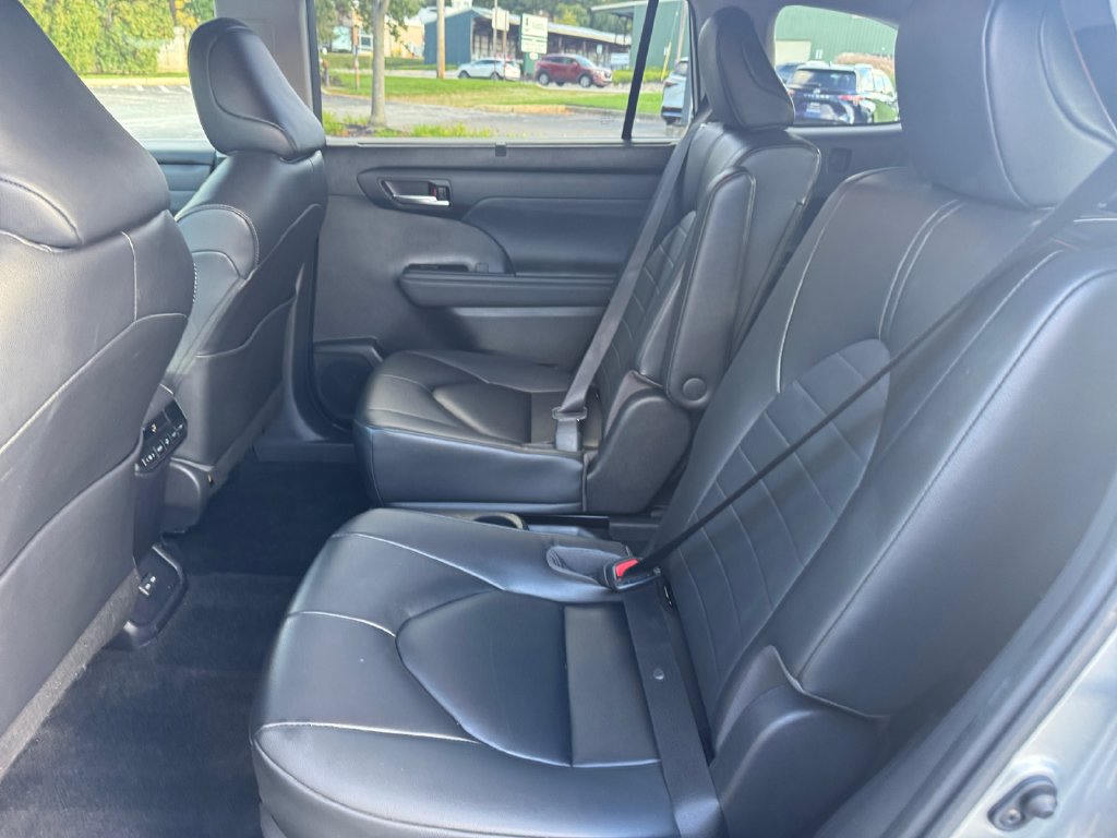 Used 2023 Toyota Highlander XLE AWD/4WD image 18