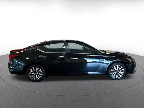 Used 2025 Nissan Altima 2.5 SV FWD image 8