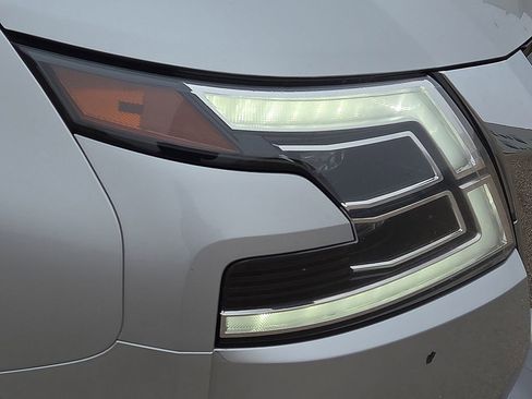 Used 2024 Nissan Armada SL image 11