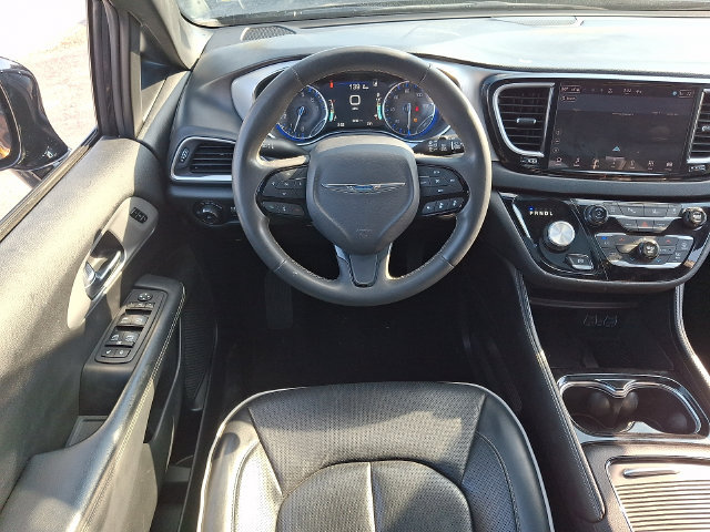 Used 2025 Chrysler Pacifica Limited FWD image 11