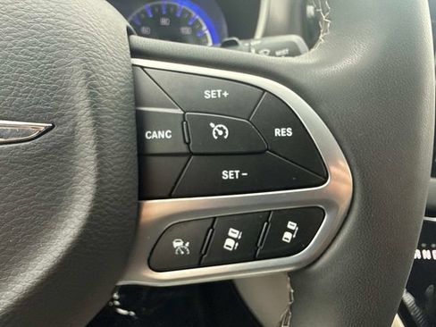 Used 2023 Chrysler Pacifica Touring-L FWD image 18