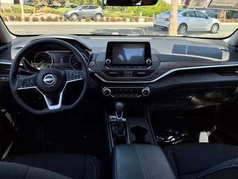 Used 2025 Nissan Altima 2.5 SV image 10