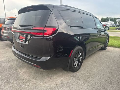 New 2025 Chrysler Pacifica Select w/ Fav Edition Package FWD image 4