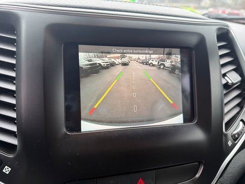 Certified 2020 Jeep Cherokee Latitude Plus w/ Cold Weather Group image 21