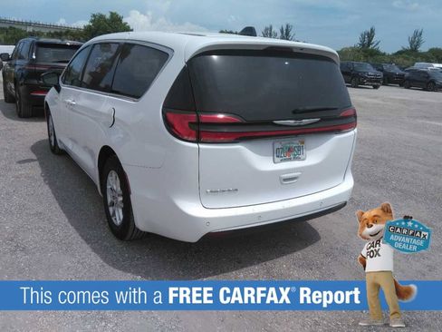 Used 2024 Chrysler Pacifica Touring-L FWD image 3