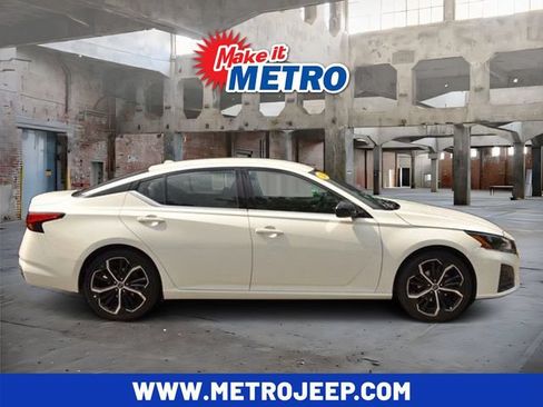 Used 2024 Nissan Altima 2.5 SR FWD image 1