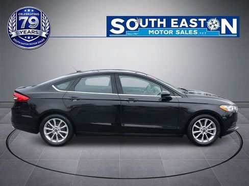 Used 2017 Ford Fusion SE w/ Fusion SE Technology Package image 8