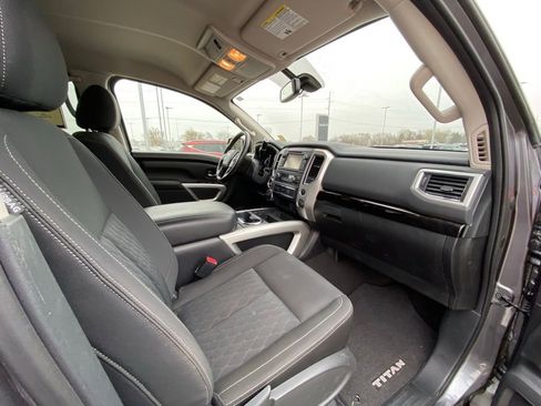 Used 2018 Nissan Titan SV w/ SV Convenience Package image 25