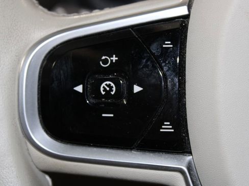 Used 2020 Volvo XC90 T6 Momentum image 24