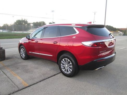 Used 2023 Buick Enclave Essence image 6
