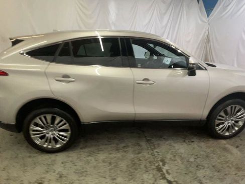 Used 2024 Toyota Venza XLE image 9