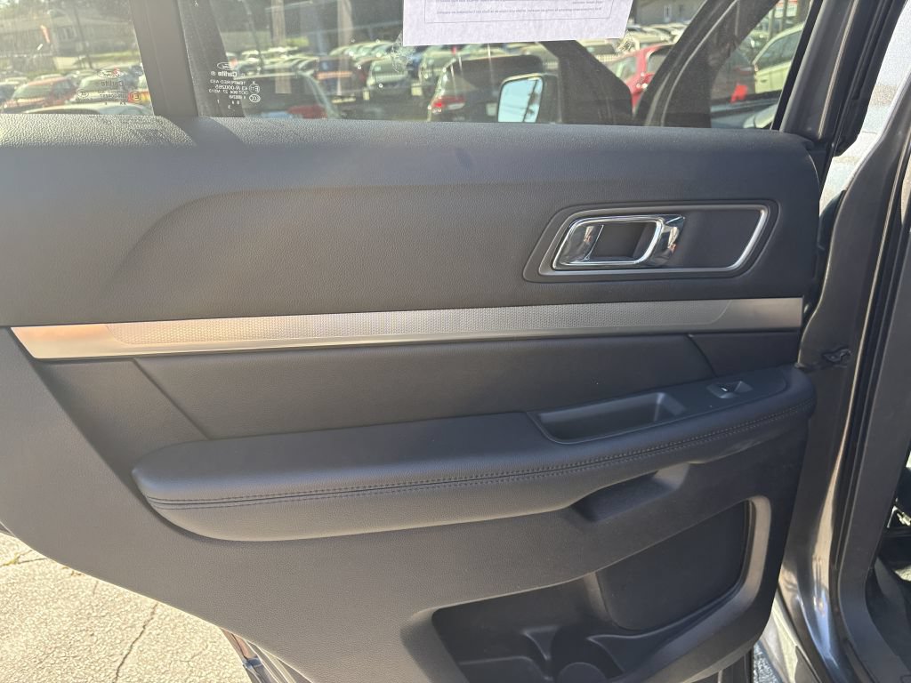 Used 2019 Ford Explorer XLT w/ Equipment Group 202A FWD image 12