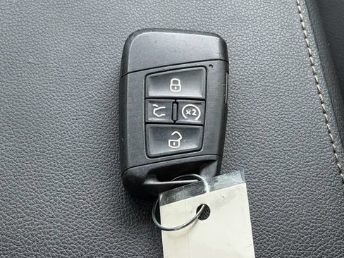 Used 2023 Volkswagen Tiguan SE w/ Panoramic Sunroof Package FWD image 20