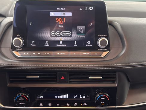 Used 2025 Nissan Rogue SV FWD image 17