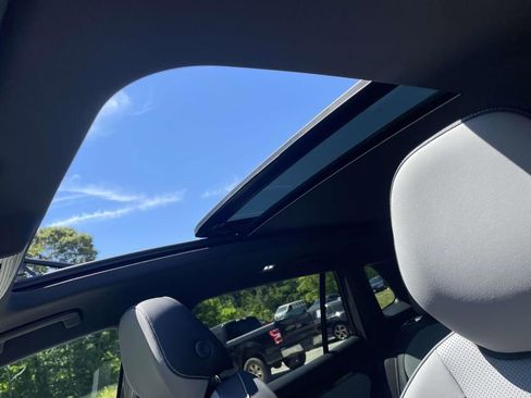 New 2026 Volkswagen Tiguan SE R-Line FWD image 20