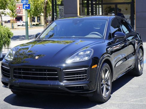 Used 2021 Porsche Cayenne GTS image 3