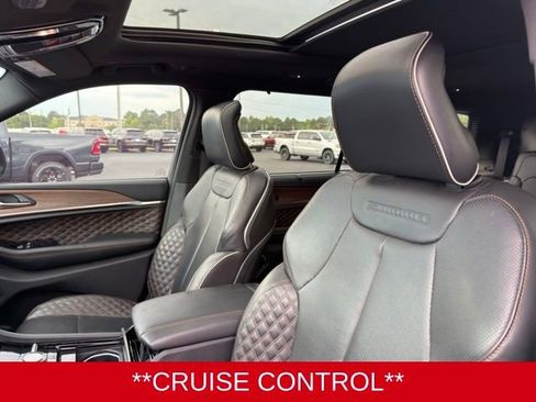 Used 2023 Jeep Grand Cherokee L Summit w/ Luxury Tech Group V AWD/4WD image 10