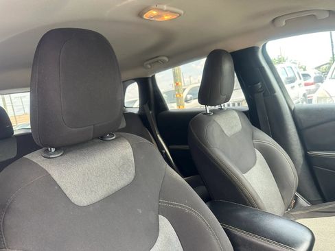 Used 2016 Jeep Cherokee Sport FWD image 18