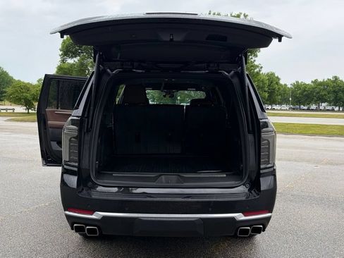 Used 2025 Chevrolet Suburban High Country AWD/4WD image 15