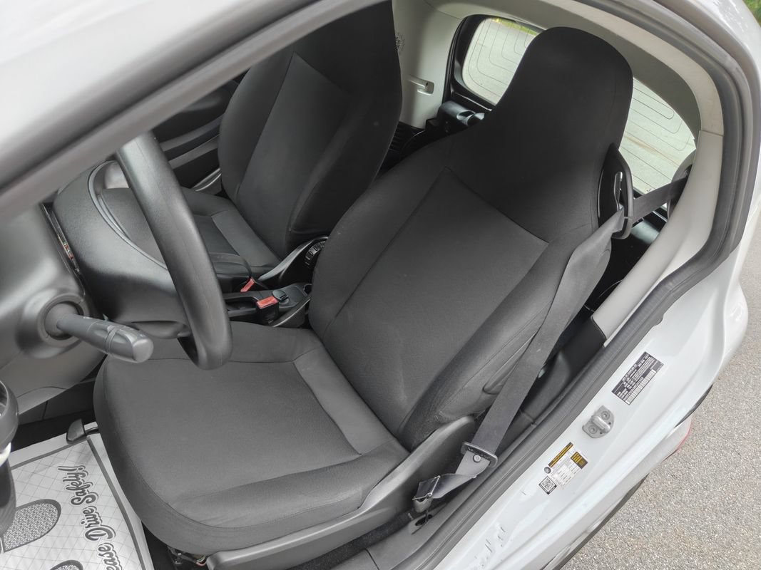 Used 2017 smart fortwo pure RWD image 9