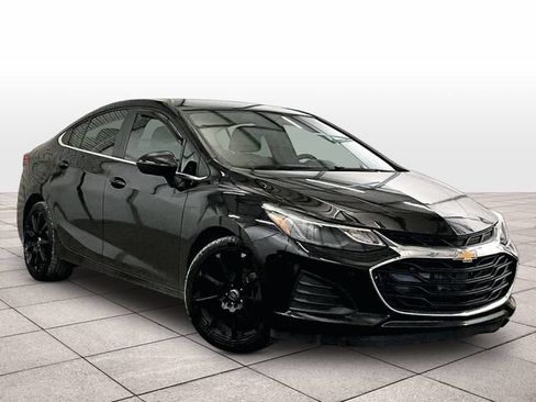 Used 2019 Chevrolet Cruze LT FWD image 2
