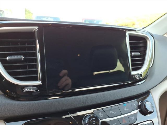 Used 2024 Chrysler Pacifica Touring-L FWD image 22