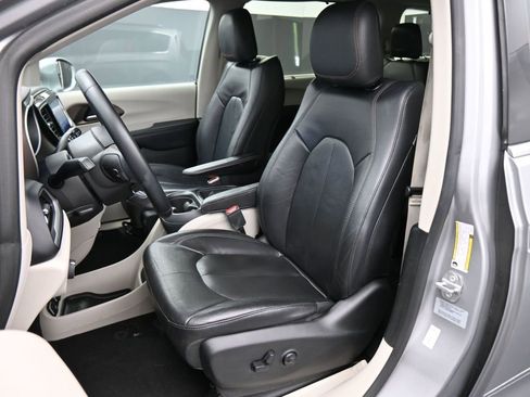 Used 2017 Chrysler Pacifica Touring-L w/ Tire & Wheel Group image 16