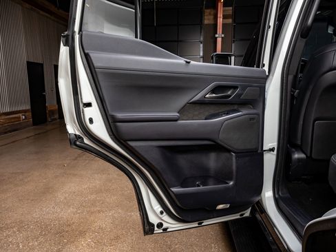 Used 2024 Lexus GX 550 w/ Accessory Package (31) image 38