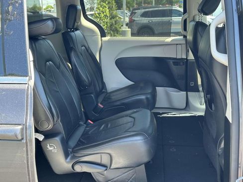 Used 2017 Chrysler Pacifica Touring-L image 7