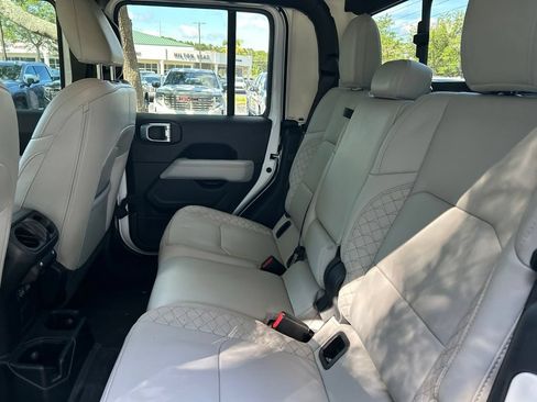 Used 2022 Jeep Gladiator Overland AWD/4WD image 12